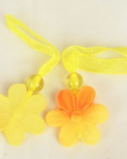 Blüten-Anhänger mit Organzaband, gelb - fruehjahr, everyday-dekoaccessoires, dekoaccessoires